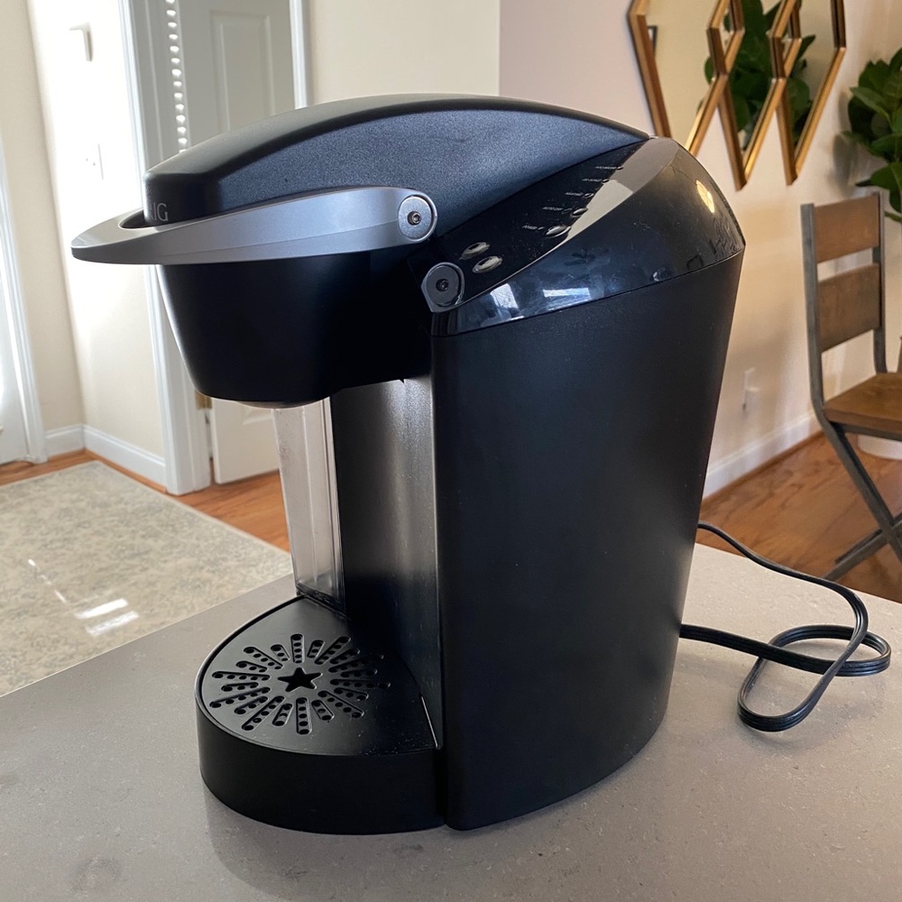 keurig k classic coffee maker (black and silver)